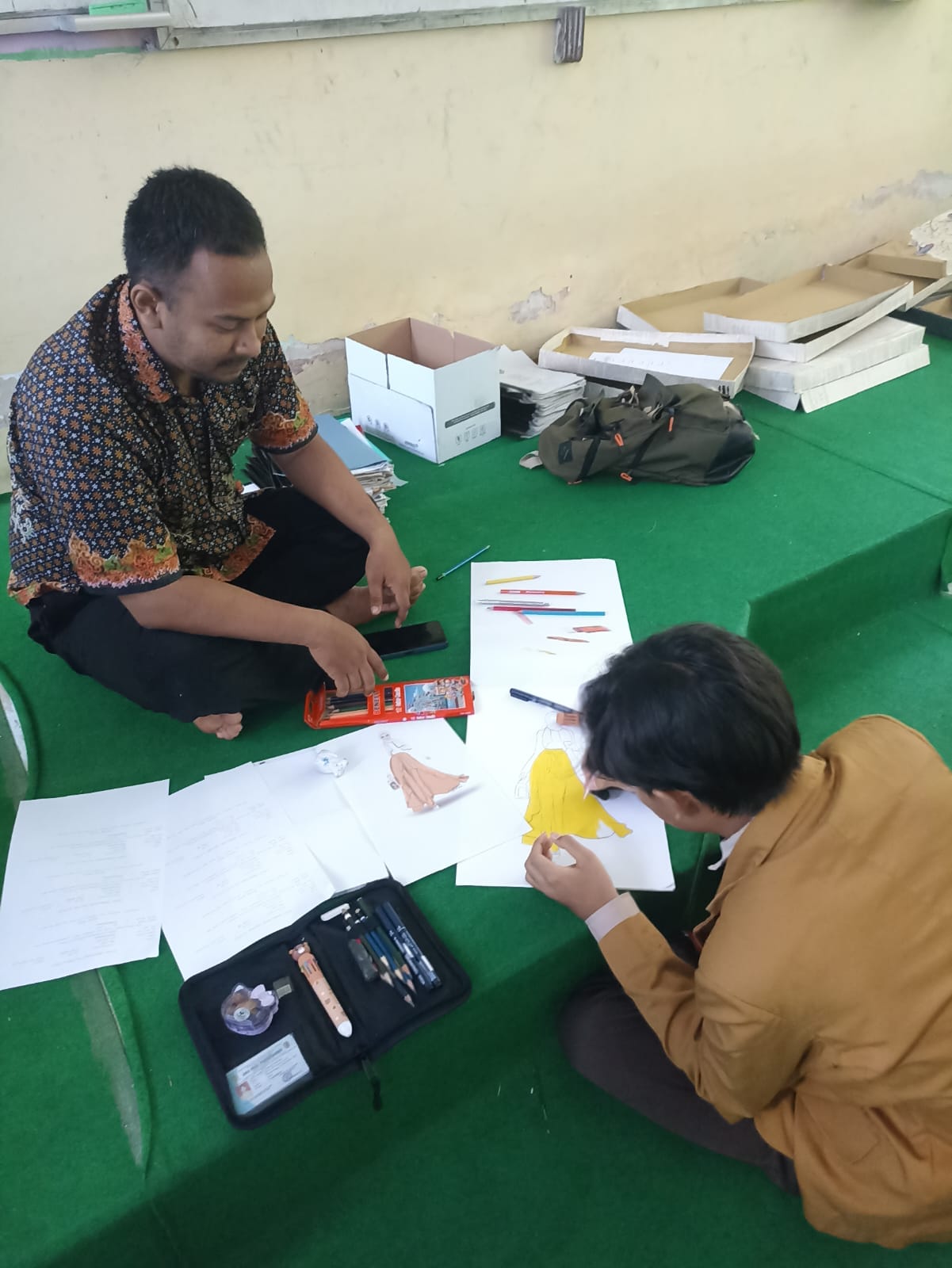 Bimbingan FLS2N di SMA PGRI Purwoharjo: Menggambar Desain Busana Muslim