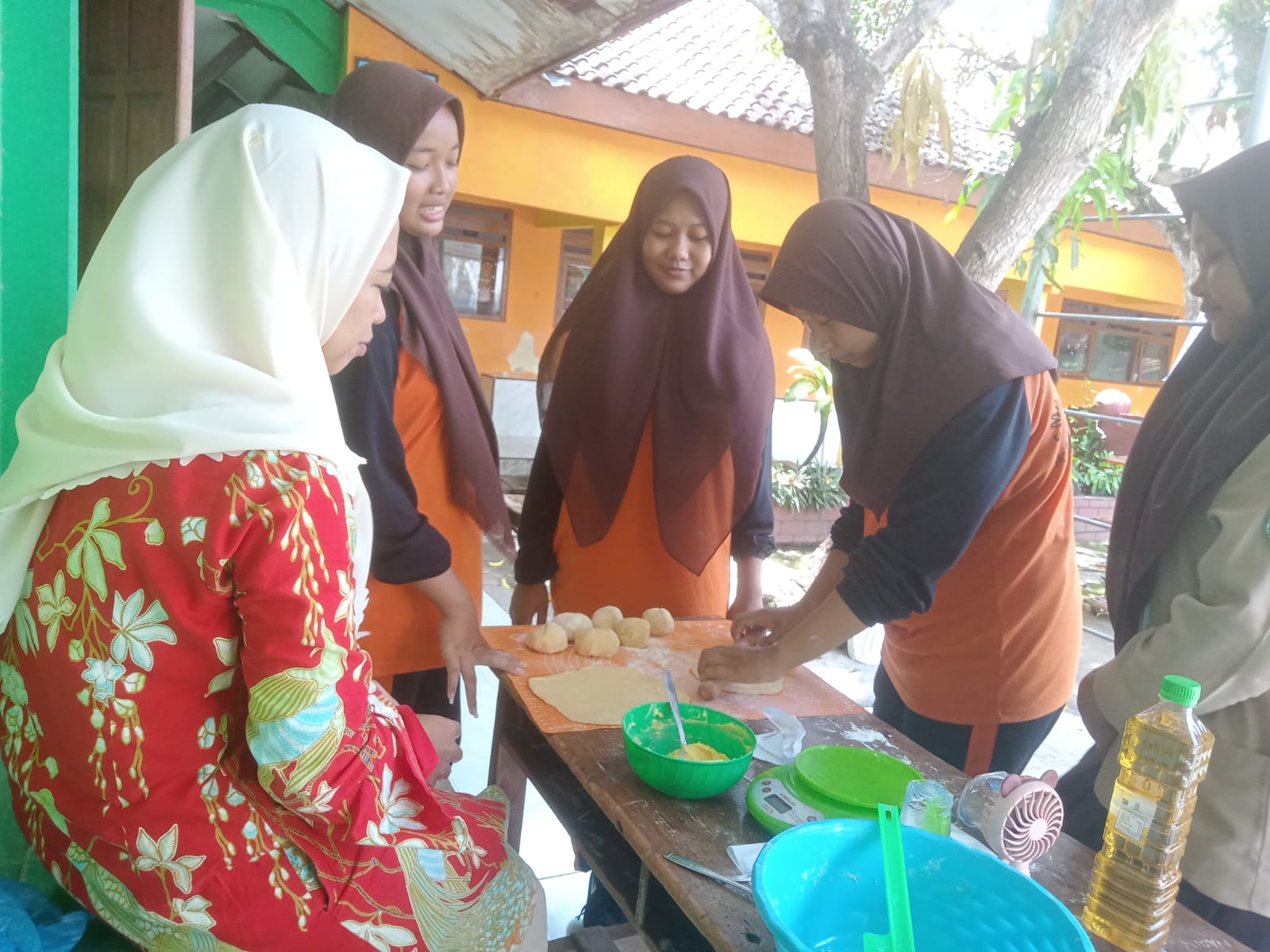 Dari Dapur SMA PGRI Purwoharjo, Ekstra Tataboga SMA PGRI Purwoharjo Bikin Cromboloni Kekinian!