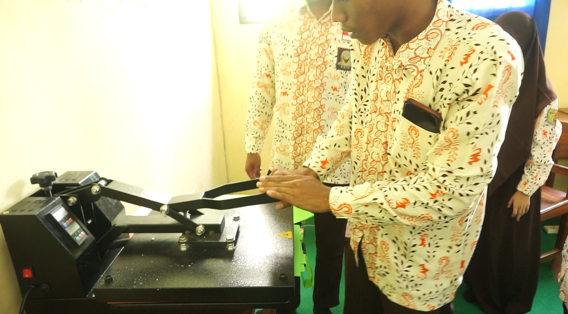 Lebih dari Sekedar Sekolah: SMA PGRI Purwoharjo Pacu Kreativitas dengan Peralatan Mesin Sablon