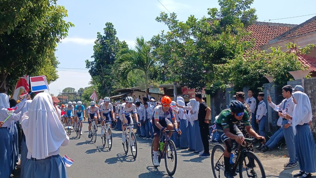 Siswa dan Guru SMA PGRI Purwoharjo Sambut Meriah Pesepeda Tour de Ijen