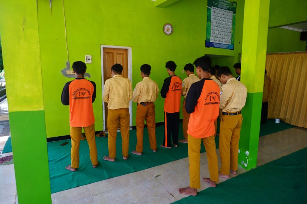 SMA PGRI Purwoharjo adalah Sekolah yang Mengajarkan Kedisiplinan dan Keimanan Sejak Pagi Hari Melalui Kegiatan Sholat Dhuha